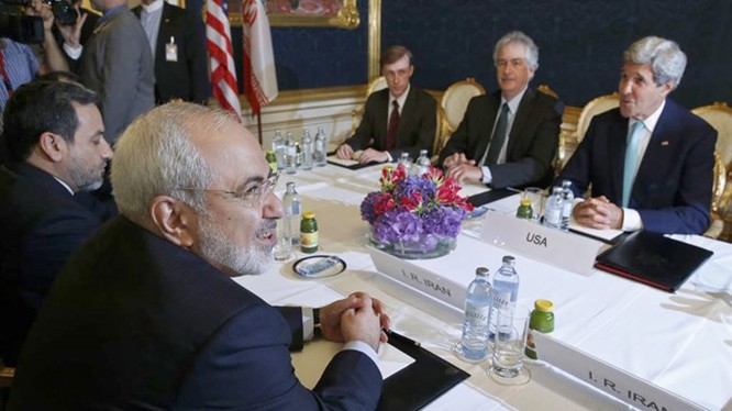 Ngoại trưởng Iran, Mohammad Javad Zarif (trái) gặp Ngoại trưởng Mỹ John Kerry (phải) ngày 13.7.2014 ở Vienna, Áo - Ảnh: Reuters