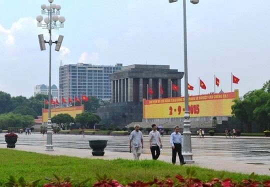 Tòa nhà 8B Lê Trực (Hà Nội) nhìn từ khu vực Lăng Chủ tịch Hồ Chí Minh