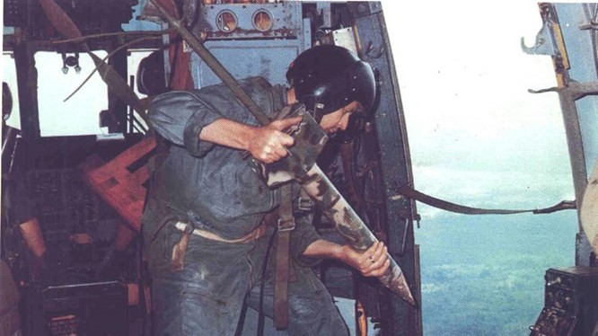 Thả cảm biến loại cắm sâu trong lòng đất từ trực thăng xuống rừng núi Trường Sơn - Ảnh: Không lực Mỹ