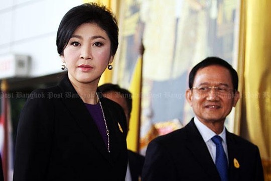 Cựu Thủ tướng Yingluck Shinawatra (trái) đi nộp đơn kiện sáng 29-9. Ảnh: Bangkok Post