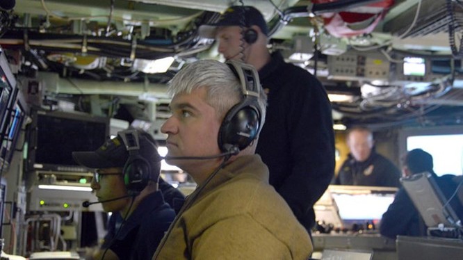 Sĩ quan điều khiển chuẩn bị cho tàu ngầm Mississippi lặn, ở ngoài khơi Hawaii tháng 8.2015 - Ảnh: L.A.Times