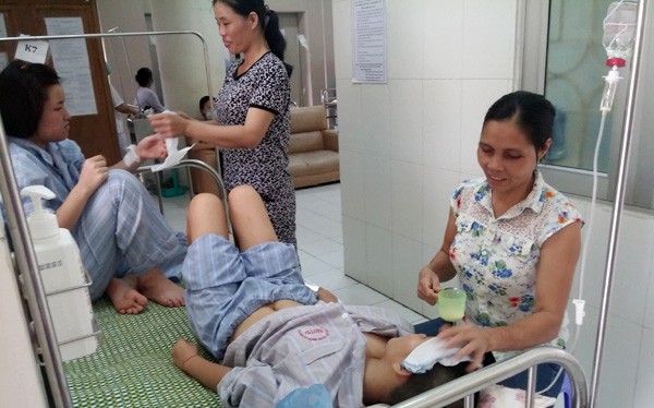 Bệnh nhân sốt xuất huyết điều trị tại Bệnh viện Nhiệt đới Trung ương.