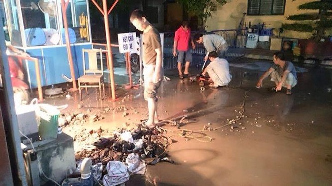 Từ đêm qua, các công nhân đã nỗ lực lắp đặt đường ống nước từ nhà máy dự trữ nước về Bệnh viện Phụ sản Hà Nội