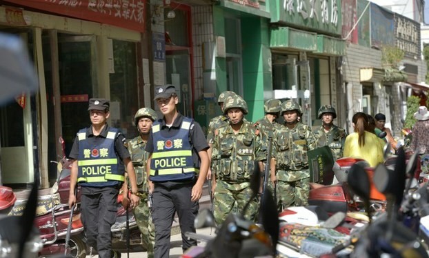 Cảnh sát Trung Quốc tuần tra khu tự trị Tân Cương. 