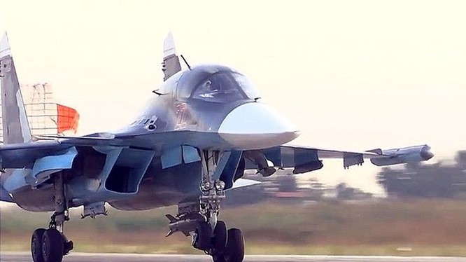 Chiếc Su-34 số hiệu 22 quay về sân bay Hmaymeen, Latakia, Syria ngày 1.10 do trục trặc hệ thống điều khiển dẫn đường vệ tinh với loại bom công phá KAB-500S - Ảnh chụp clip