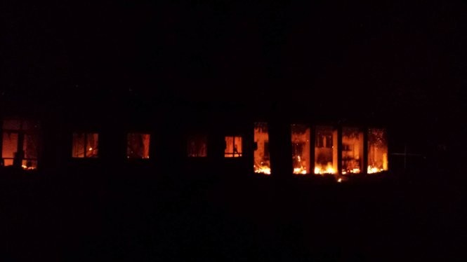 Lửa cháy ở bệnh viện của Tổ chức Bác sĩ không biên giới tại Kunduz, Afghanistan, sau vụ không kích - Ảnh: NBC