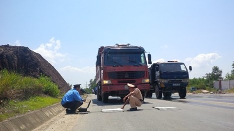 CSGT và Thanh tra Giao thông TP Đà Nẵng kiểm tra tải trọng một xe Howo của Trung Quốc. Xe tải này vượt tải trọng tới 200%. Ảnh: LÊ PHI