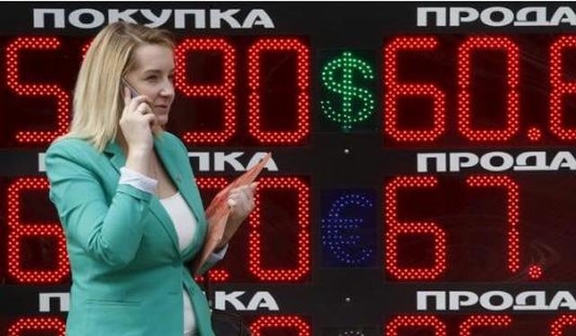 Bảng hiển thị tỷ giá đô la Mỹ so với đồng rúp trên đường phố thủ đô Moscow, Nga. Ảnh: Reuters