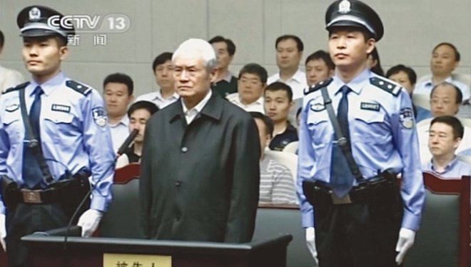 Cựu Ủy viên thường vụ Bộ Chính trị Trung Quốc Chu Vĩnh Khang bị đưa ra tòa xét xử. 