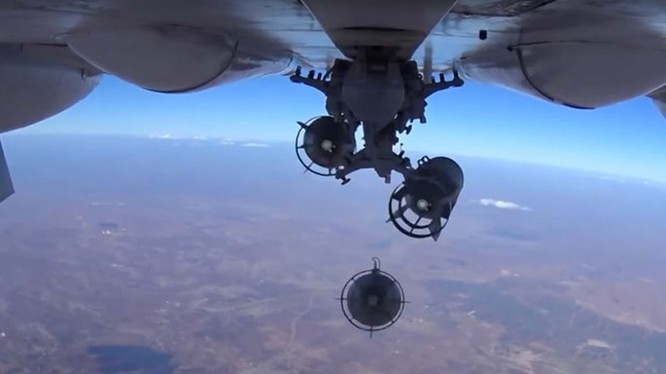 Bom từ dưới cánh Su-24M thả xuống vị trí quân IS - Nguồn: Bộ Quốc phòng Nga