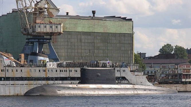 Tàu ngầm Kilo trước vùng nước của Nhà máy Admiralty ở St. Petersburg, Nga - Ảnh: Nhà máy