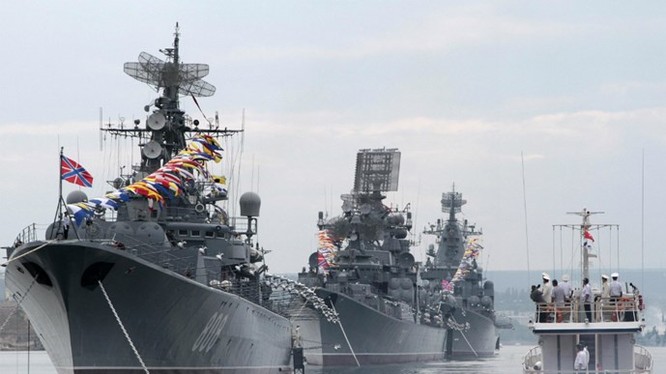 Vành đai thép giúp Nga đối đầu với các nước NATO. Trong ảnh là tàu chiến của Nga tại quân cảng Sevastopol, Crimea - Ảnh: Reuters