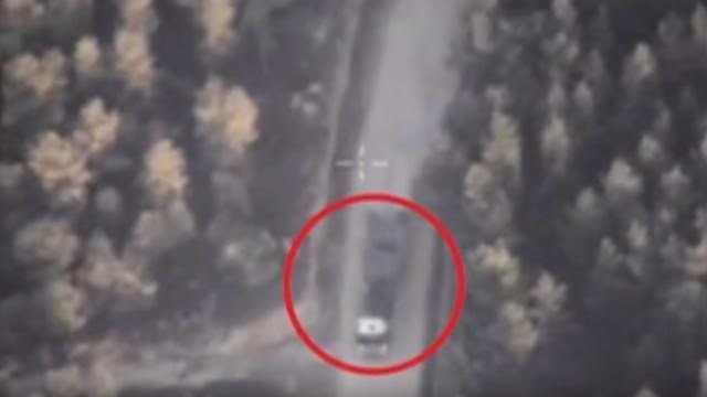 Hình ảnh cho thấy xe tải chở vũ khí của IS từ căn cứ đến khu vực người dân đang sinh sống - Ảnh: cắt từ clip
