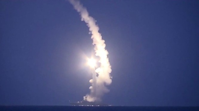 Hạm đội biển Caspian của Nga ngày 7.10 đã phóng 26 quả tên lửa hành trình đối đất Klub 3M-14 vào 11 vị trí của quân IS tại Syria - Ảnh: Bộ Quốc phòng Nga