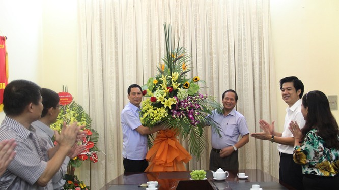 Thay mặt lãnh đạo Bộ TT&TT, Thứ trưởng Trương Minh Tuấn trao lẵng hoa chúc mừng Cục Xuất bản, In và Phát hành nhân kỷ niệm 63 năm thành lập ngành (10/10/1952 - 10/10/2015)