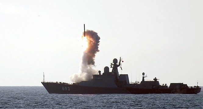 Tàu tên lửa lớp Gepard (11661K), chiếc Dagestan có lượng choán nước gần 2.000 tấn nhưng vũ trang tên lửa hành trình Klub bắn xa gần 2.600 km, ngang ngửa tàu khu trục Mỹ có lượng choán nước gấp 5 lần - Ảnh: TASS