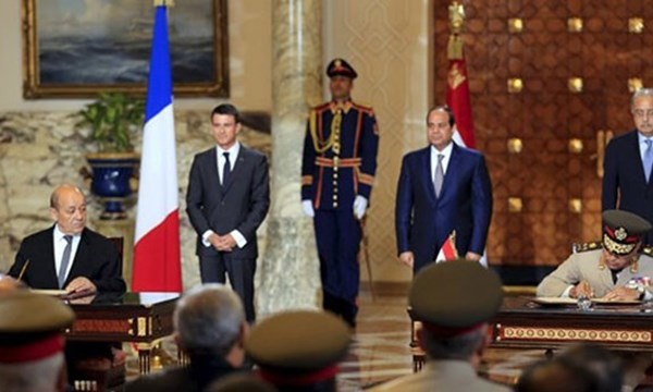 Lễ ký hợp đồng chính thức về việc chuyển giao 2 tàu đổ bộ chở trực thăng lớp Mistral của Pháp cho Ai Cập, tại Dinh Tổng thống Ai Cập ở Cairo ngày 10.10 - Ảnh: Reuters