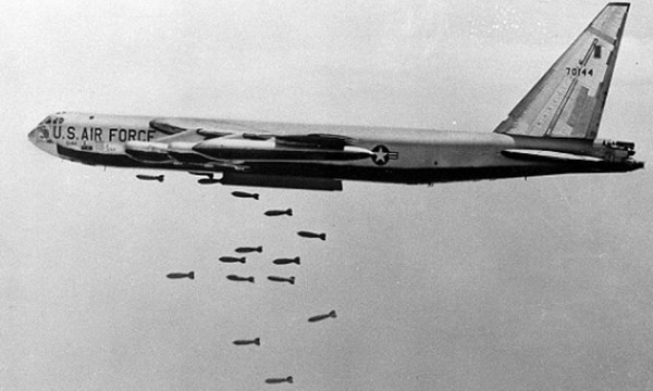 Máy bay B-52 của Mỹ đang ném bom Việt Nam