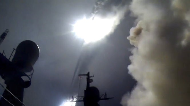 Tàu chiến Nga phóng tên lửa hành trình từ biển Caspian vào Syria - Ảnh: AFP