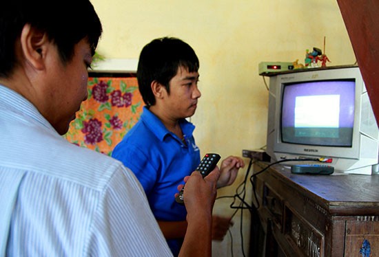 Lắp đặt đầu thu truyền hình số cho người nghèo ở Điện Bàn, Quảng Nam.