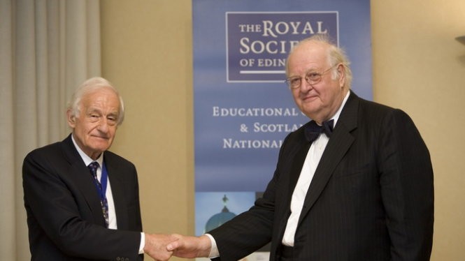 Giáo sư Angus Deaton (phải) vừa đoạt giải Nobel kinh tế 2015 - Ảnh: tumblr.com