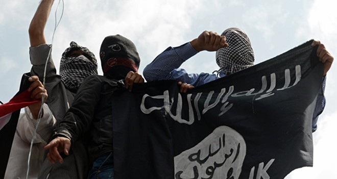 Các phần tử IS bên cạnh cờ của tổ chức Hồi giáo cực đoan. Ảnh: AFP