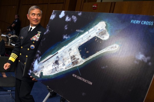 Chỉ huy Bộ Tư lệnh Thái Bình Dương (PACOM), đô đốc Harry Harris bên bức ảnh Đá Chữ Thập do Trung Quốc bồi lấn trái phép ở quần đảo Trường Sa. Ảnh: AP