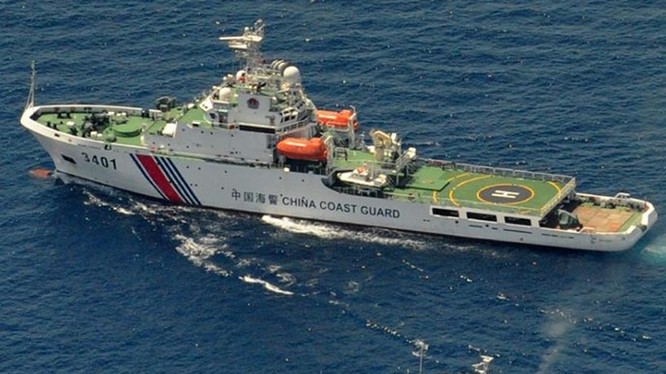 Một tàu tuần duyên của Trung Quốc cản đường tàu tiếp tế của hải quân Philippines trên Biển Đông vào tháng 3.2014 