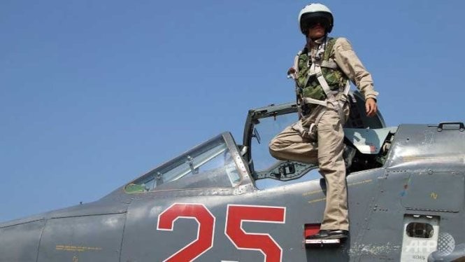 Một phi công Nga rời khỏi chiếc Su-25 tại căn cứ không quân Hmeimim, Syria Ảnh: AFP