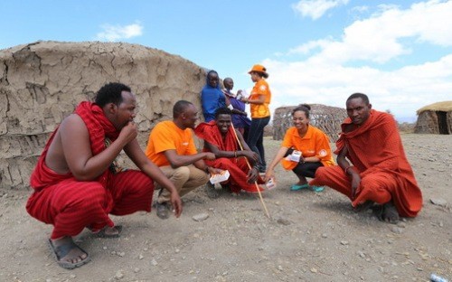 Nhân viên Halotel giới thiệu dịch vụ tới người dân tại tỉnh Arusha, Tanzania.