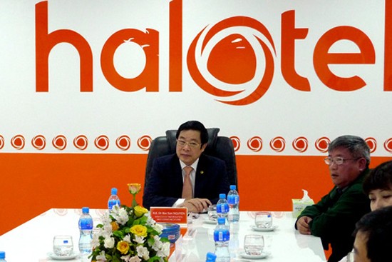 Bộ trưởng Nguyễn Bắc Son đến thăm và làm việc với Công ty Halotel trước giờ Lễ khai trương.