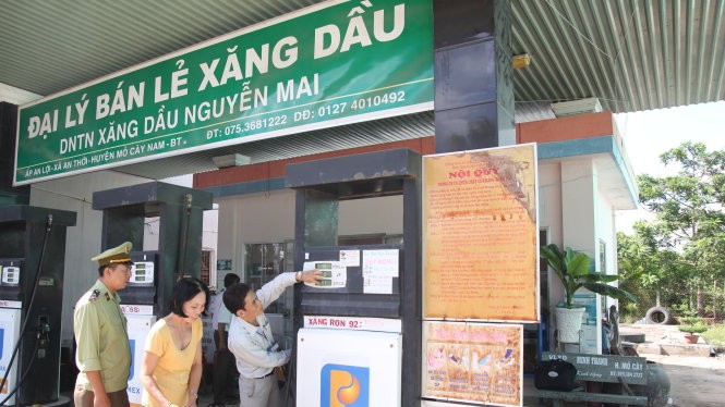 Đoàn kiểm tra của Chi cục Quản lý thị trường Bến Tre kiểm tra cây xăng Nguyễn Mai - Ảnh: M.Trường