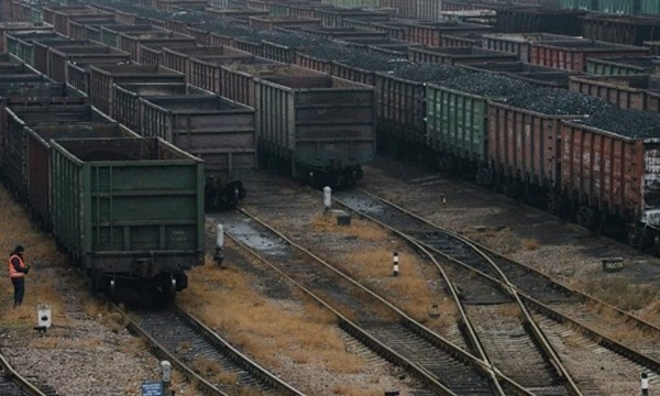 Tình cảnh oái oăm của Ukraine: mua 40.000 tấn than mỗi ngày từ ly khai