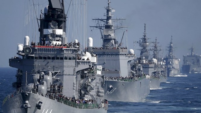 Tàu khu trục Kurama chở theo Thủ tướng Shinzo Abe dẫn đầu hạm đội thuộc Lực lượng phòng vệ biển Nhật Bản (JMSDF) - Ảnh: Reuters