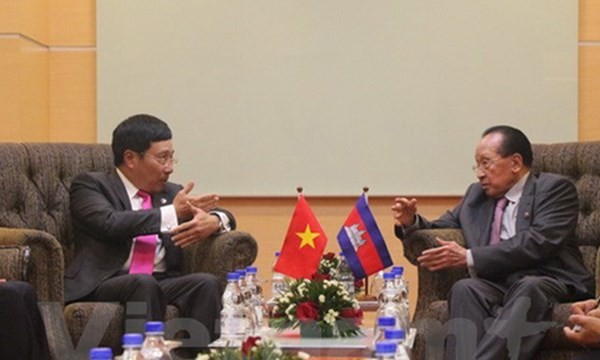 Phó thủ tướng kiêm Bộ trưởng Ngoại giao Việt Nam Phạm Bình Minh cùng người đồng cấp Campuchia Hor Namhong (Ảnh: TTXVN)
