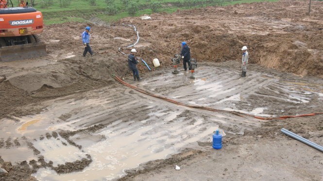 Đường ống nước sạch sông Đà trong một lần vỡ - Ảnh: Lâm Hoài