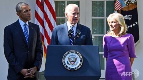 Phó tổng thống Mỹ Joe Biden cùng phu nhân và ông Obama trình bày trước khuôn viên Nhà Trắng (ảnh: AFP)