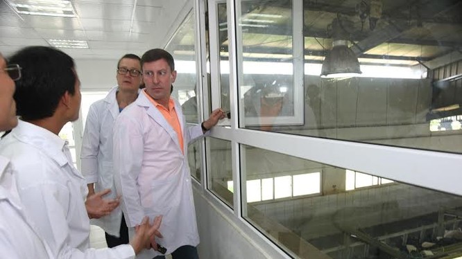 ộ trưởng Dmitriy Alexandrovic Stepanenko thăm trang trại TH và ấn tượng với công nghệ hiện đại đang áp dụng tại nhà máy, trang trại TH
