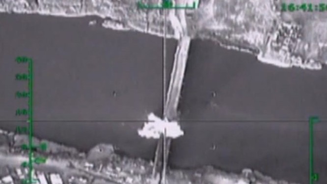 Cây cầu bắc qua sông Euphrate ở bắc Syria bị máy bay Nga đánh sập