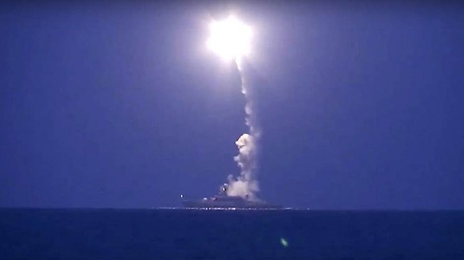 Tàu tên lửa hạm đội Caspi (Nga) phóng tên lửa Klub diệt mục tiêu của quân IS ở Syria cách đó 1.500 km - Ảnh: Bộ Quốc phòng Nga