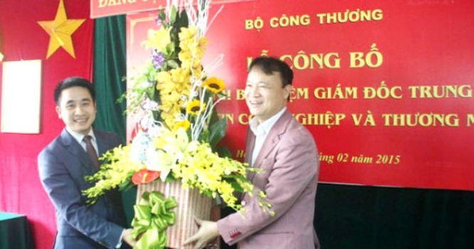 Thứ trưởng Đỗ Thắng Hải trao quyết định bổ nhiệm ông Vũ Hùng Sơn làm Giám đốc Trung tâm Thông tin Công nghiệp và Thương mại ngày 26/2. Ảnh: MOIT