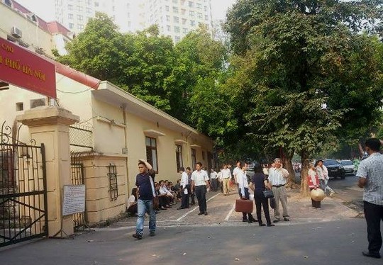 Từ hơn 7 giờ, người nhà các bị cáo, người liên quan, các luật sư đã có mặt trước TAND TP Hà Nội để tập trung làm các thủ tục tham dự phiên toà