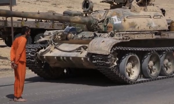 IS dùng xe tăng xử tử lính Syria
