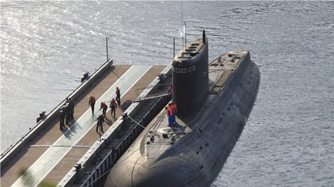 Tàu ngầm Kilo 636.3 vừa mới đưa vào phục vụ Hạm đội Biển Đen, chiếc Novorossiysk - Ảnh: bmpd