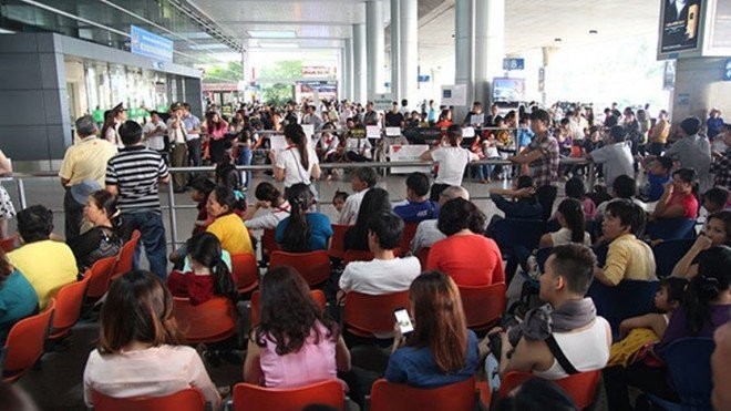 Hành khách chờ đợi tại sân bay Tân Sơn Nhất - Ảnh: T.L