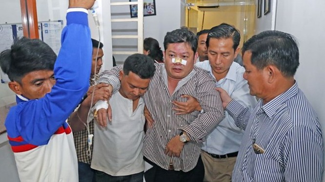 Nghị sĩ đối lập Kong Saphea được đưa vào viện cấp cứu sau khi bị tấn công ngày 26.10 - Ảnh: The Phnom Penh Post
