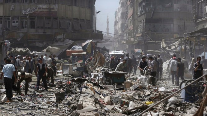 Tổ chức giám sát nhân quyền tại Syria cho biết quân đội chính phủ Syria đã bắn 12 quả tên lửa xuống thị trấn Douma, làm ít nhất 40 người thiệt mạng - Ảnh: Reuters