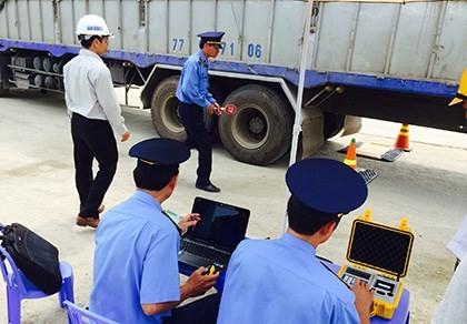 Lực lượng thanh tra giao thông của Cục QLĐB III tiến hành kiểm tra tải trọng xe. Ảnh: CTV