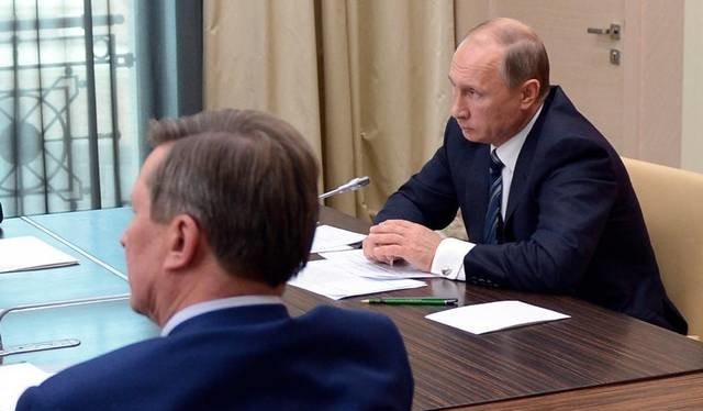 Tổng thống Nga Vladimir Putin họp với các quan chức chính phủ cao cấp hôm thứ tư (28-10) - Ảnh: AP