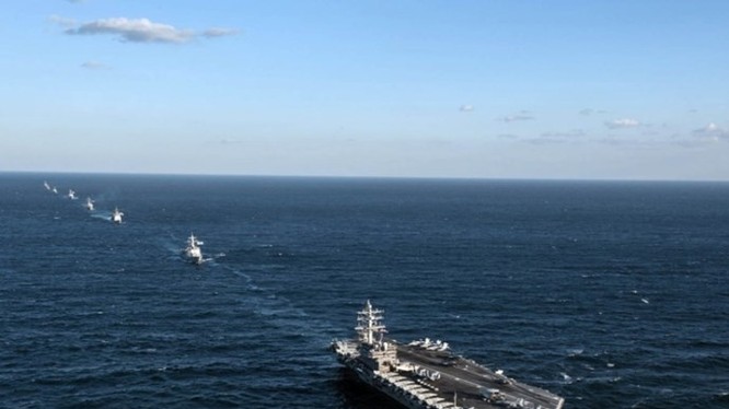 Tàu sân bay Mỹ USS Ronald Reagan diễn tập cùng tàu chiến hải quân Hàn Quốc trong vùng biển quốc tế phía đông bán đảo Triều Tiên vào ngày 27.10.2015 - Ảnh: Hải quân Mỹ